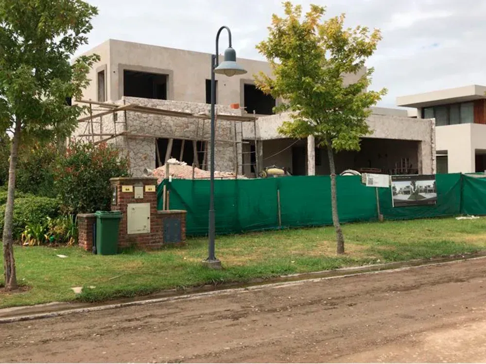 Imagen de El Cubre Cerco: Innovación y Durabilidad para Proteger Grandes Obras